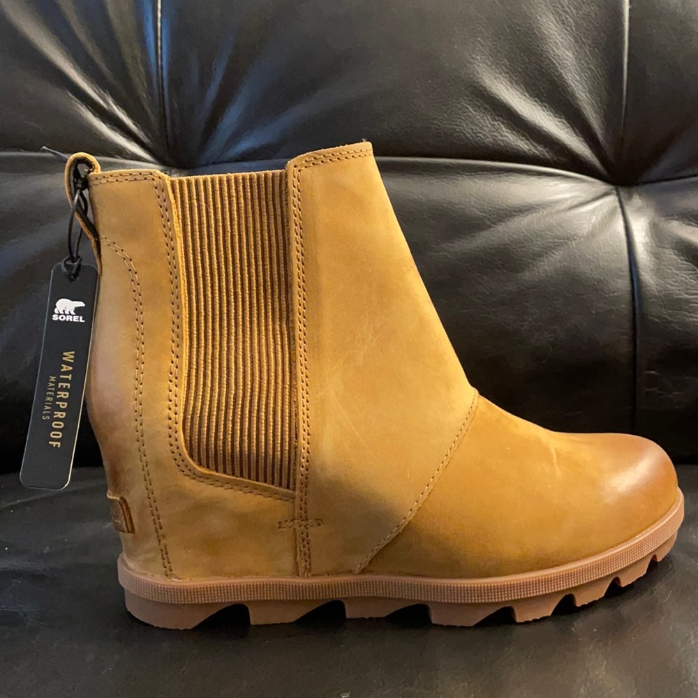 Bought for my daughter but she doesn’t like them. She never wore them, like new.